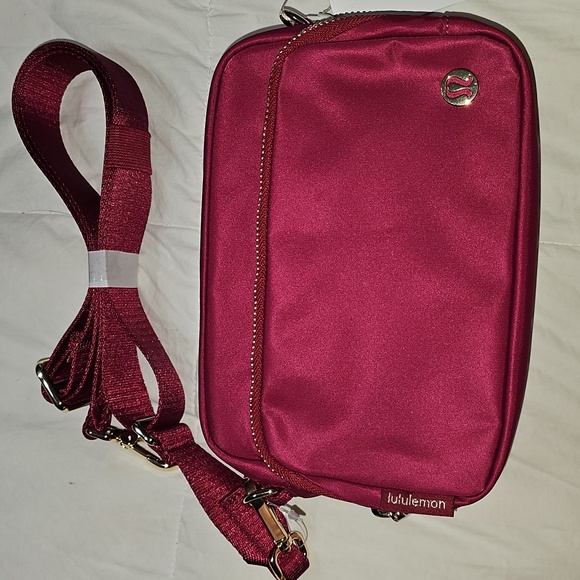 Lululemon Everywhere Crossbody Bag! Metal Hardware! BRML/GOLD!! - Picture 8 of 12